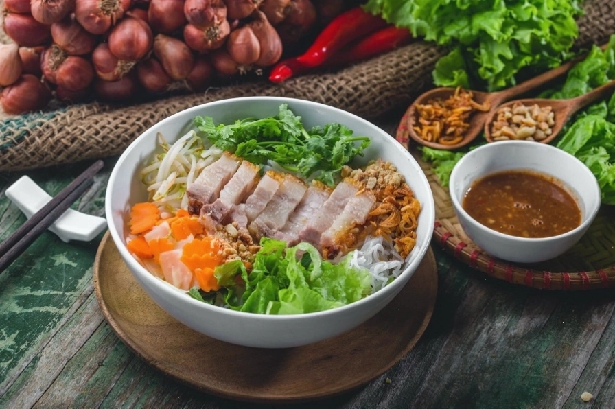 Bún mắm nêm Đà Nẵng với đầy đủ các loại topping ăn kèm