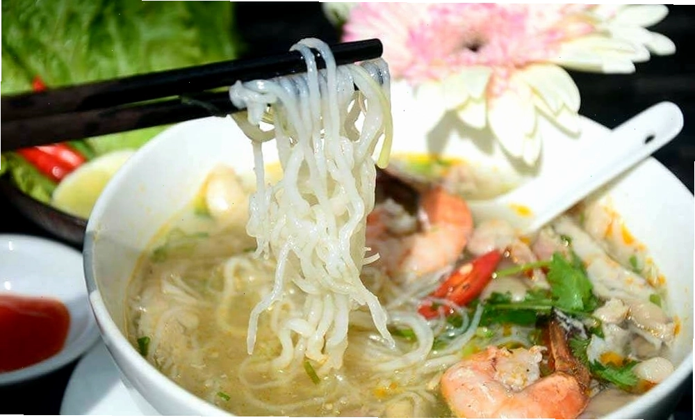 Bún Song Thần Quy Nhơn với sợi bún dai trong và nước lèo ngọt thanh