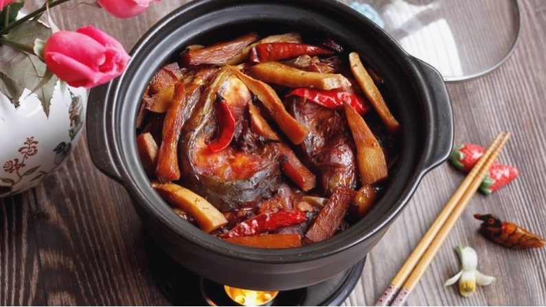 Cá trắm kho măng với vị đậm đà, dai giòn hấp dẫn