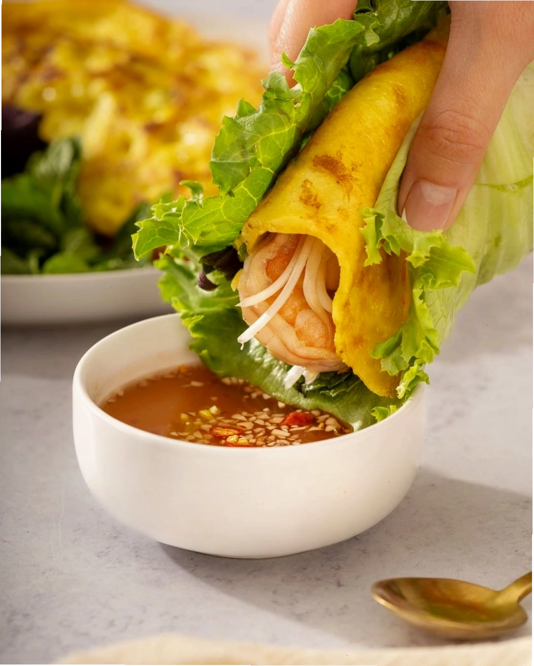 Cách cuốn bánh xèo Cần Thơ với rau sống và nước mắm
