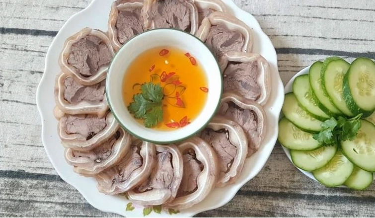 Cách làm tai heo cuộn bắp bò ngon dễ làm tại nhà