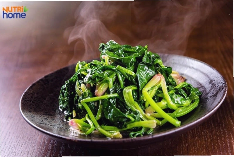 Cải bó xôi xào tỏi giàu sắt và folate