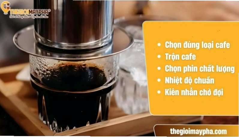 Cận cảnh máy xay cà phê đang hoạt động, cho ra bột cà phê xay mịn