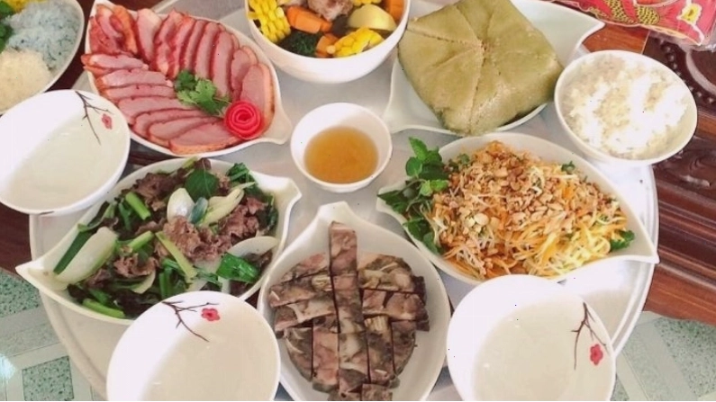 Canh chua cá lóc và gỏi ngó sen tôm thịt trong thực đơn đám giỗ miền Nam