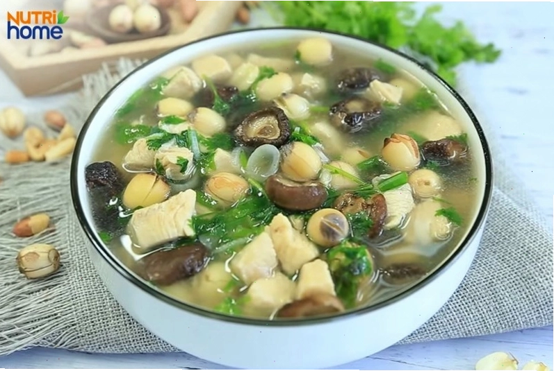 Canh gà hạt sen là món ăn nên hạn chế cho người ung thư gan