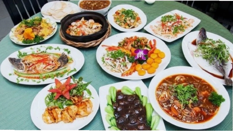Canh măng khô nấu giò heo và các món rau trộn trong thực đơn đám giỗ miền Trung