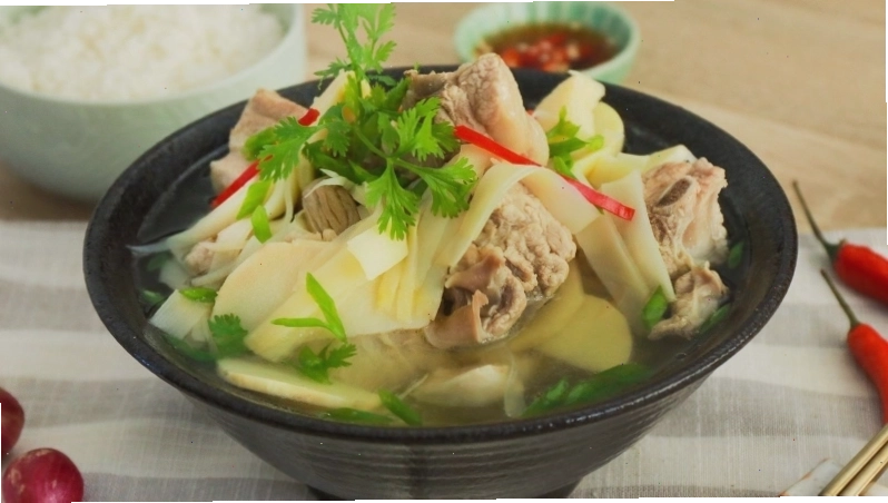 Canh măng tươi nấu sườn heo đậm đà hương vị