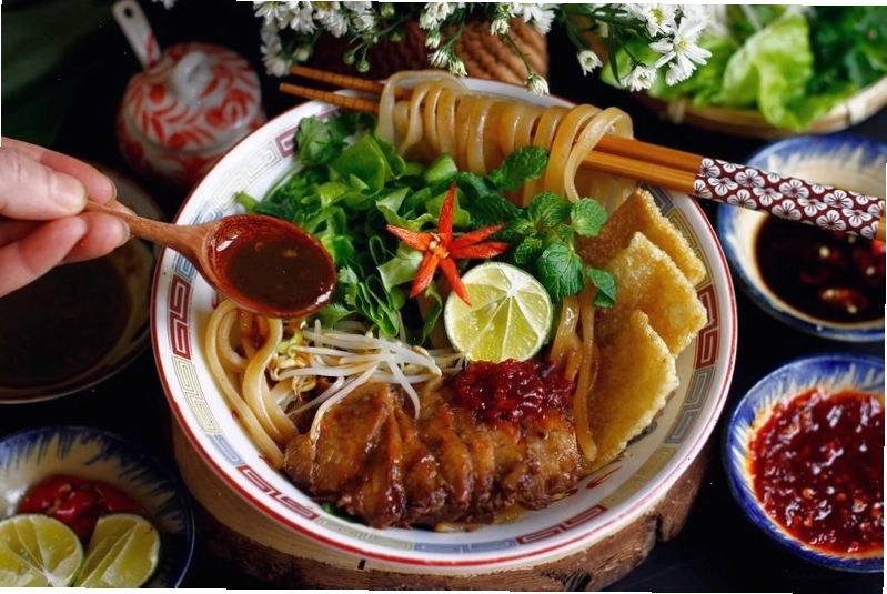 Cao lầu Hội An sợi mì đặc trưng