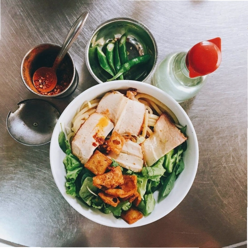 Cao lầu Hội An với sợi mì đặc trưng và topping hấp dẫn