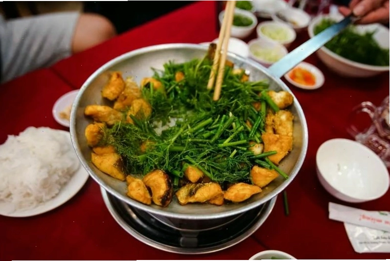 Chả cá Lã Vọng được chế biến và phục vụ nóng trên chảo