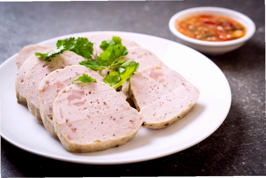 Chả lụa, món ăn truyền thống quen thuộc trên mâm cỗ Tết