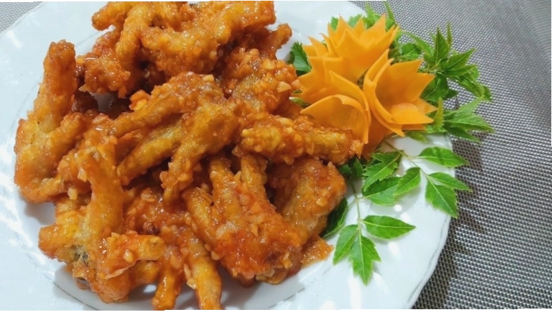 Chân gà quái thú với lớp da dai giòn sần sật hấp dẫn