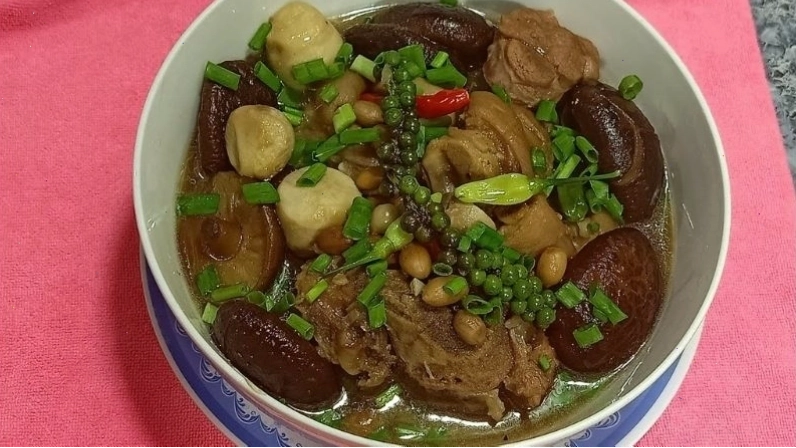 Chân giò hầm nấm đông cô bổ dưỡng