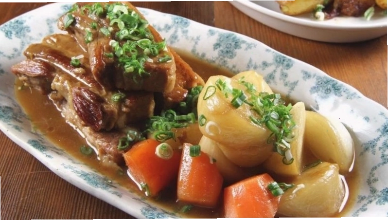 Chân giò kho củ cải ngọt bùi