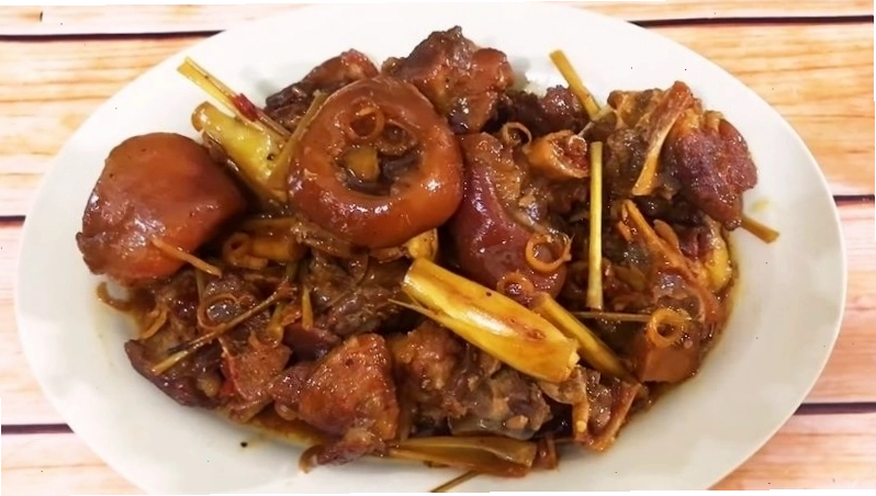 Chân giò kho riềng thơm lừng