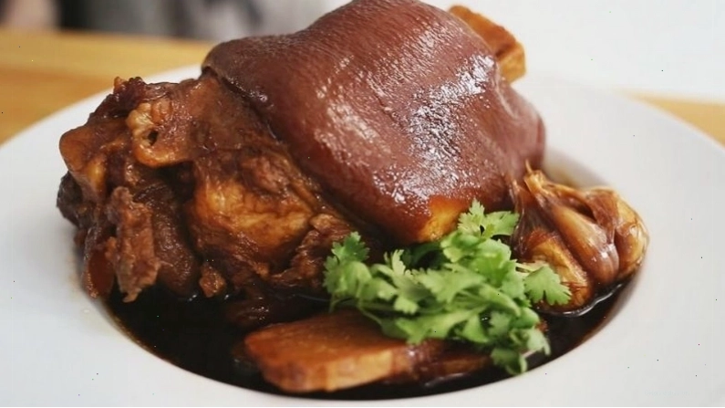 Chân giò kho tiêu đậm đà hương vị
