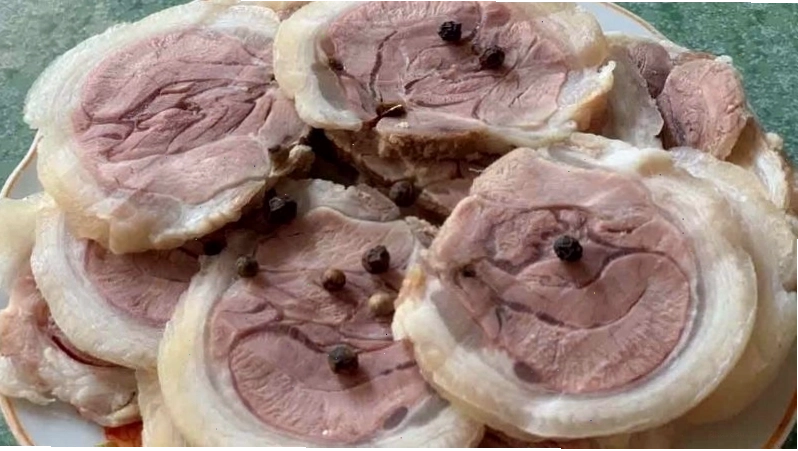 Chân giò luộc ngon, thịt mềm ngọt