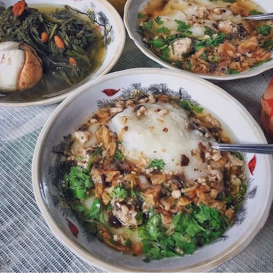 Chảo chả cá Lã Vọng nóng hổi với thì là và hành lá