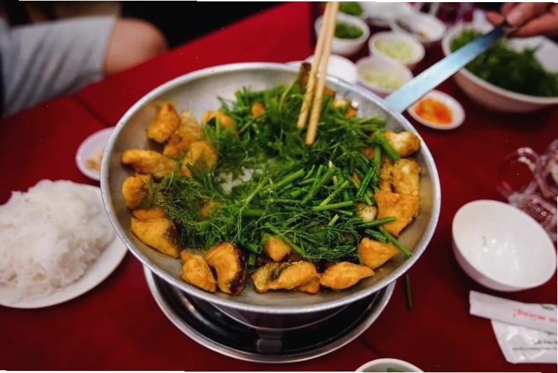 Chảo chả cá Lã Vọng nóng hổi với thì là và hành lá