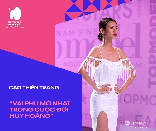 Chị gái đang nói nhưng lại ra hiệu im lặng