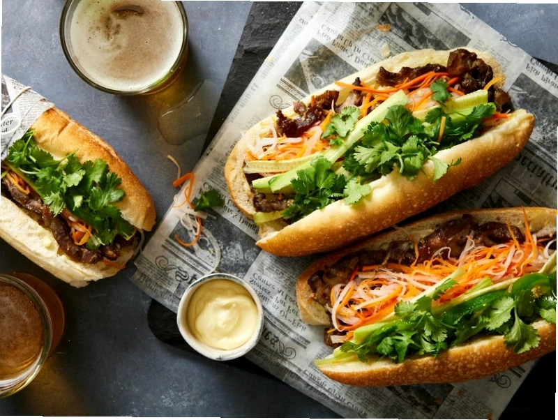 Chiếc bánh mì Việt Nam thơm ngon, đầy đặn với nhiều loại nhân hấp dẫn
