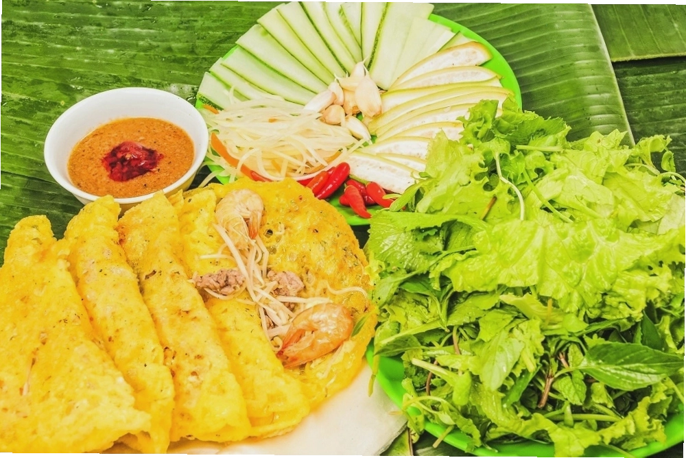 Chiếc bánh xèo vàng rụm, giòn tan