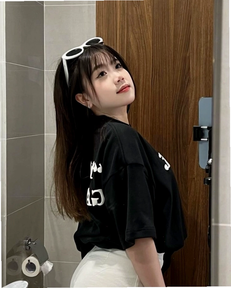 Cô gái K10 xinh đẹp trong khung cảnh thiên nhiên tươi đẹp