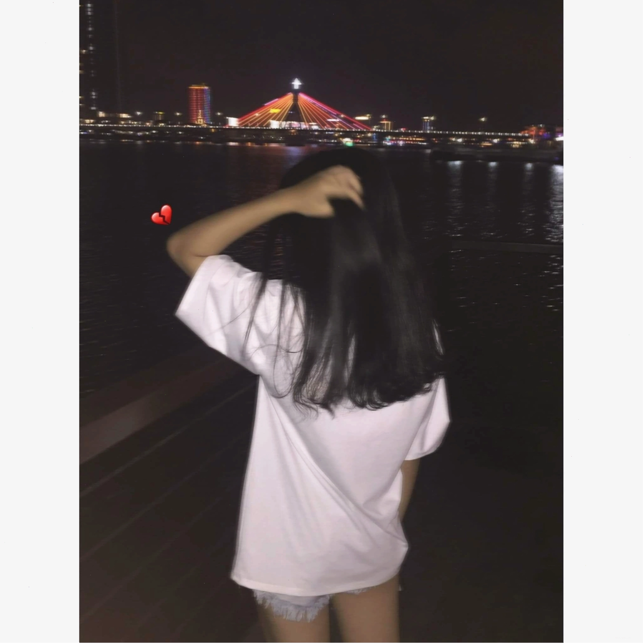 Cô gái mặc áo khoác, quay lưng đi trên con phố đông đúc dưới ánh đèn đêm