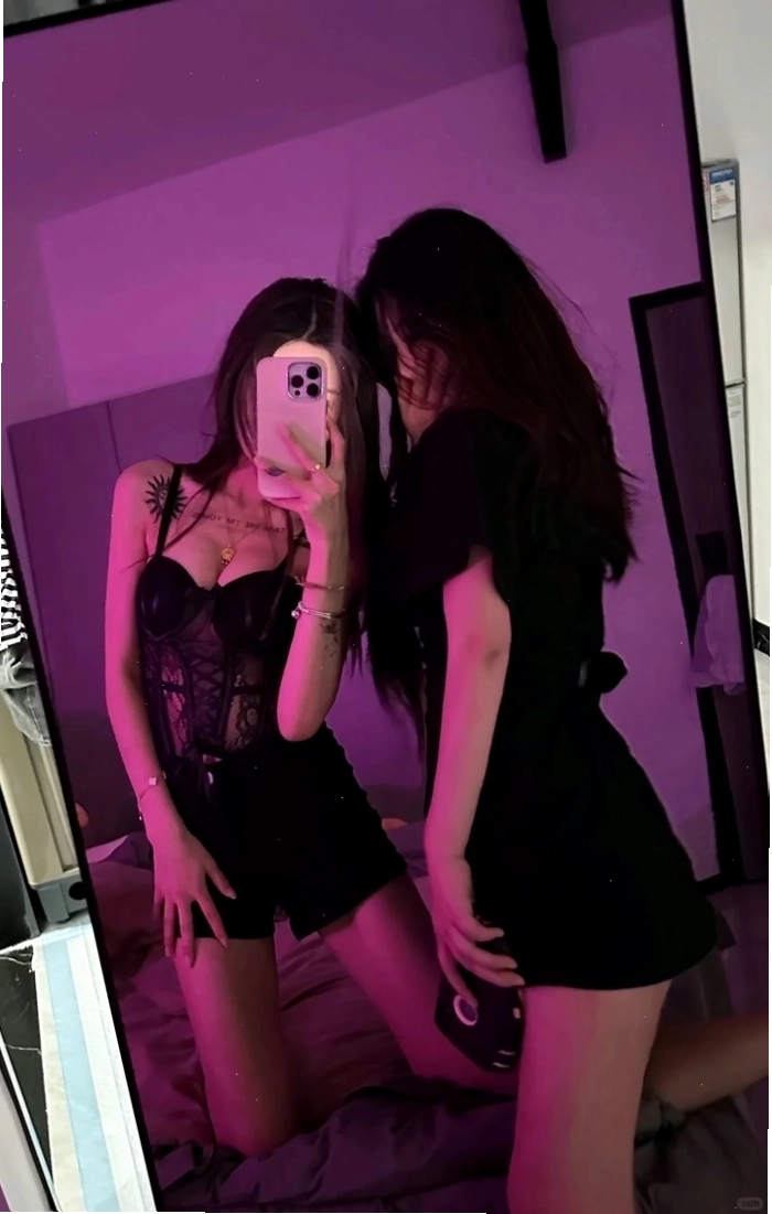 Cô gái tóc dài cầm điện thoại che mặt, tạo vẻ đẹp dịu dàng và bí ẩn