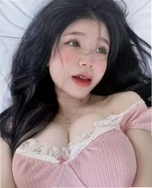 Cô gái xinh khoe vòng 1 khủng bên bể bơi