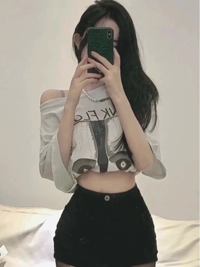 Cô gái xinh tạo dáng ngầu khi che mặt bằng điện thoại