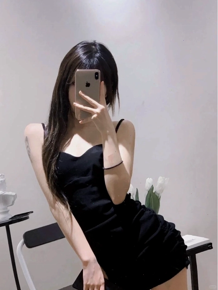 Cô gái xinh tạo vibe bí ẩn với điện thoại che mặt