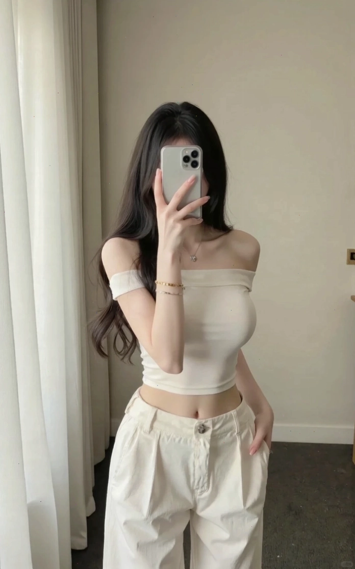 Cô gái xinh thực hiện selfie và dùng điện thoại che mặt