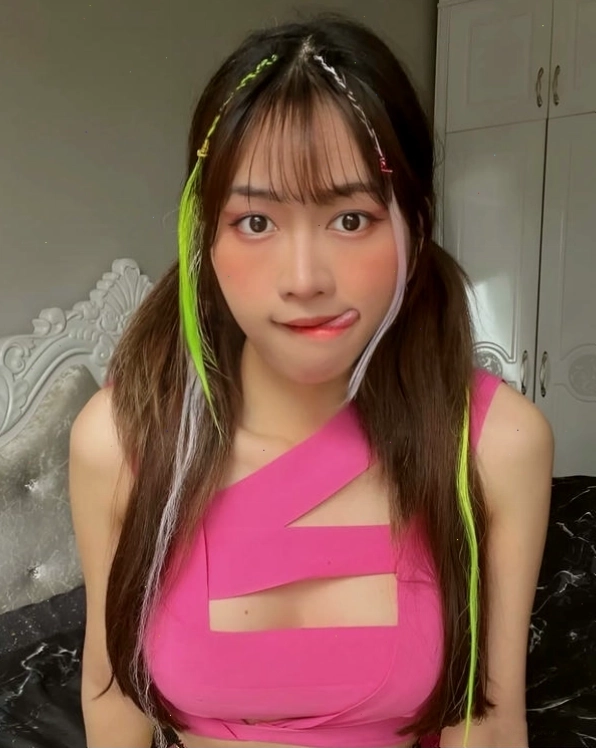 Cô nàng hot girl Lê Bống lè lưỡi với phong cách táo bạo