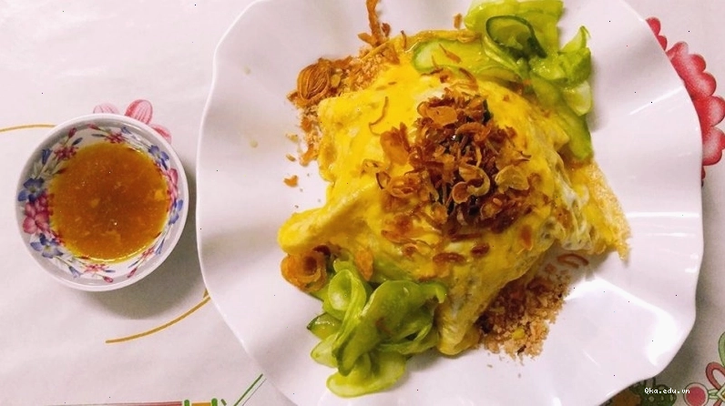 Cơm gà trùm mền hấp dẫn với lớp trứng phủ bên ngoài