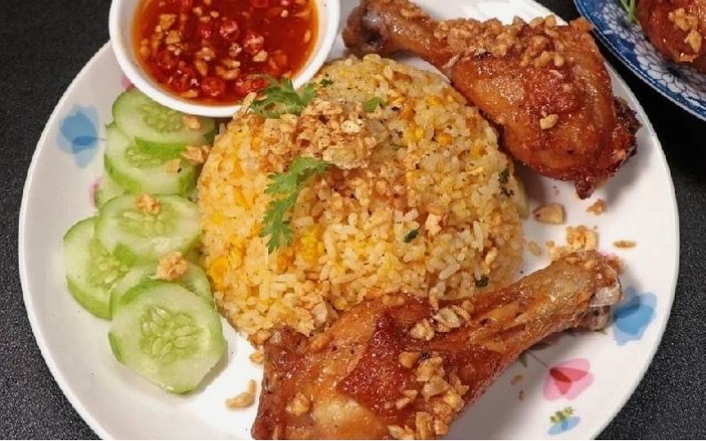 Cơm gà xối mỡ với lớp da giòn rụm
