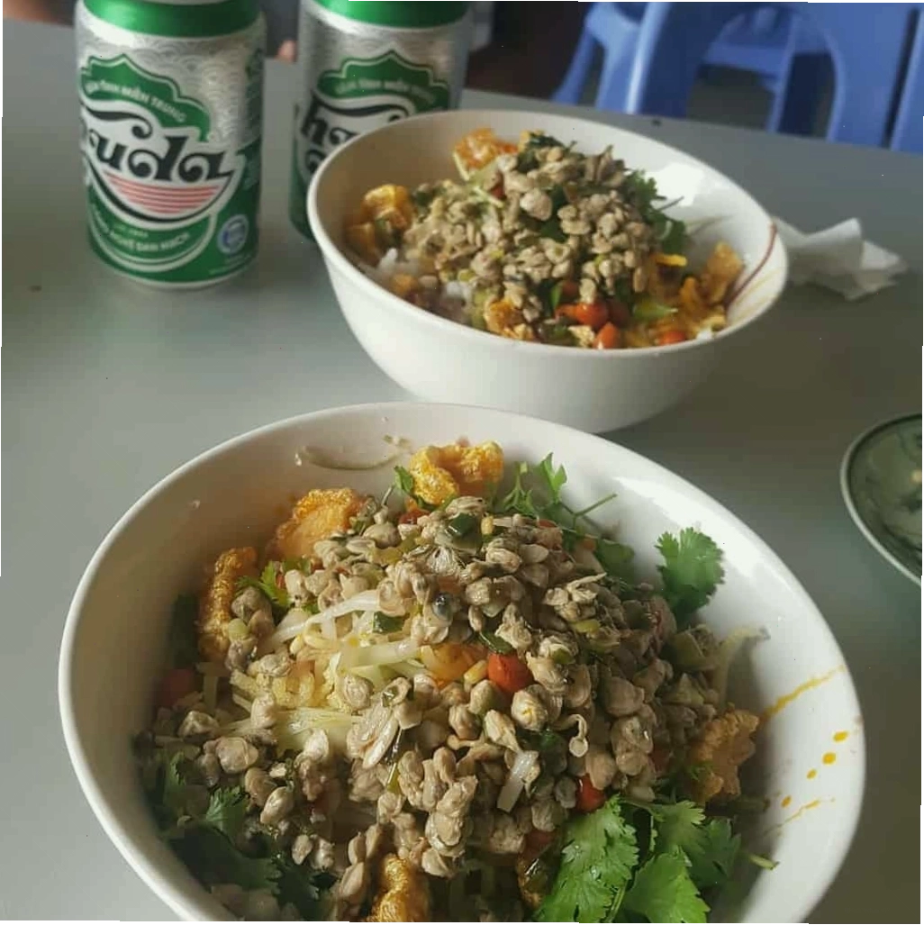 Cơm hến Huế với đầy đủ các loại topping hấp dẫn