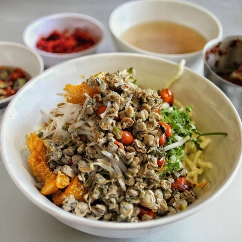 Cơm hến trộn với các loại gia vị và rau thơm