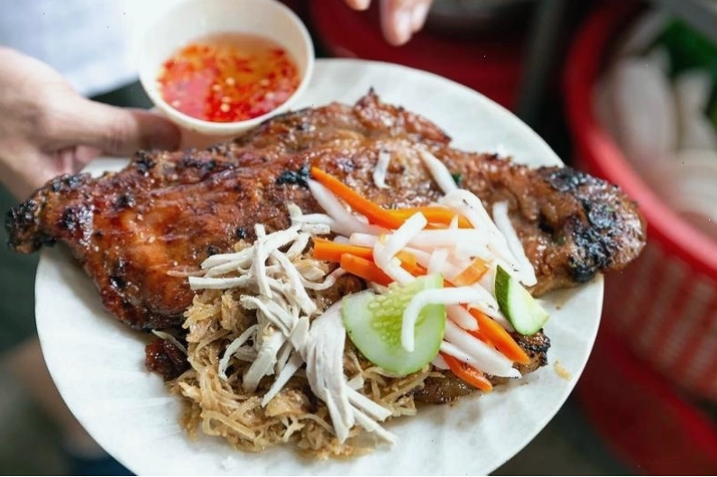 Cơm tấm Sài Gòn với sườn nướng, chả, trứng ốp la hấp dẫn