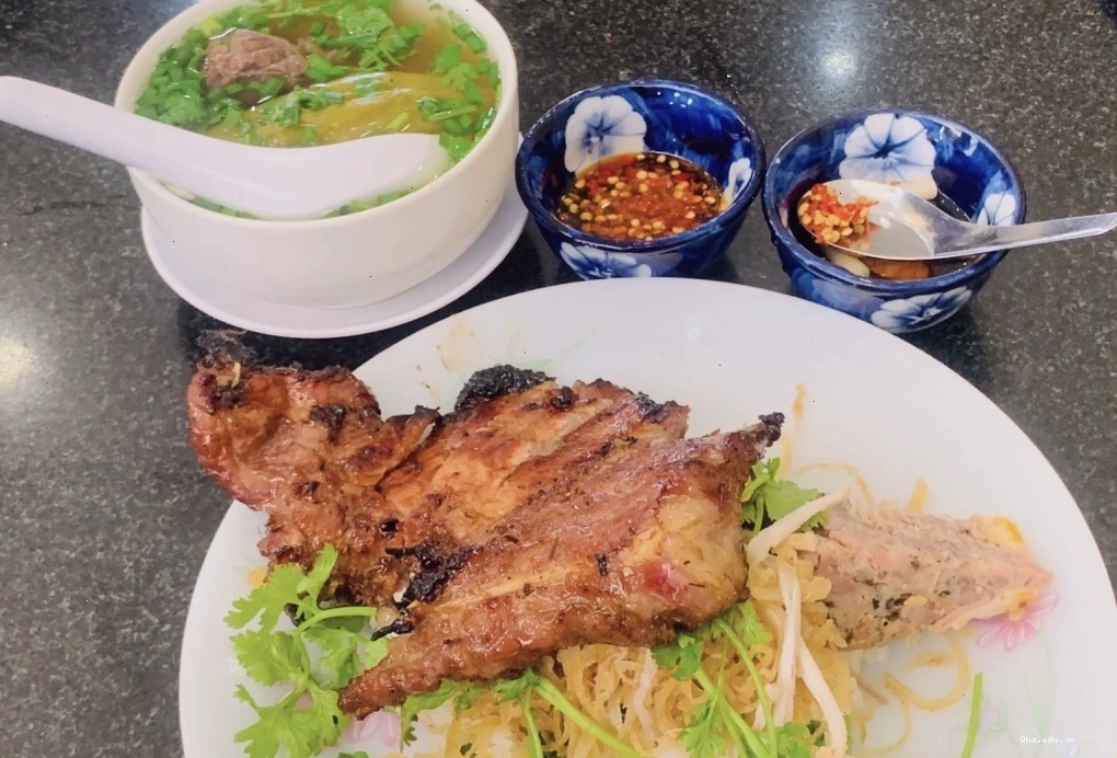 Cơm tấm Sài Gòn với sườn nướng hấp dẫn