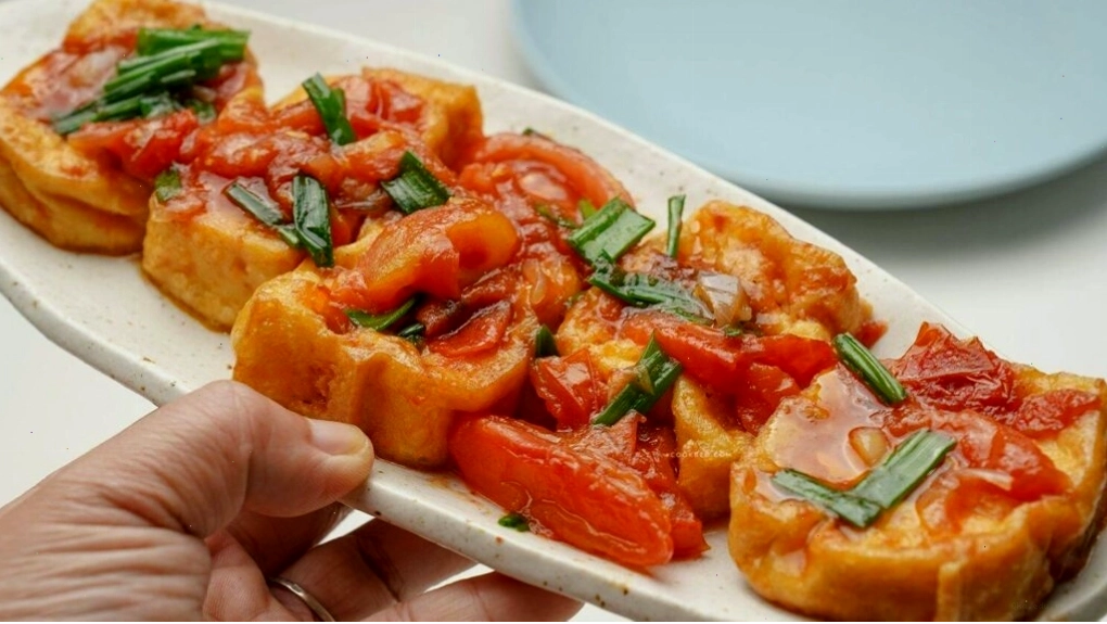 Đậu hũ sốt cà chua là món ăn kèm phổ biến và dễ làm