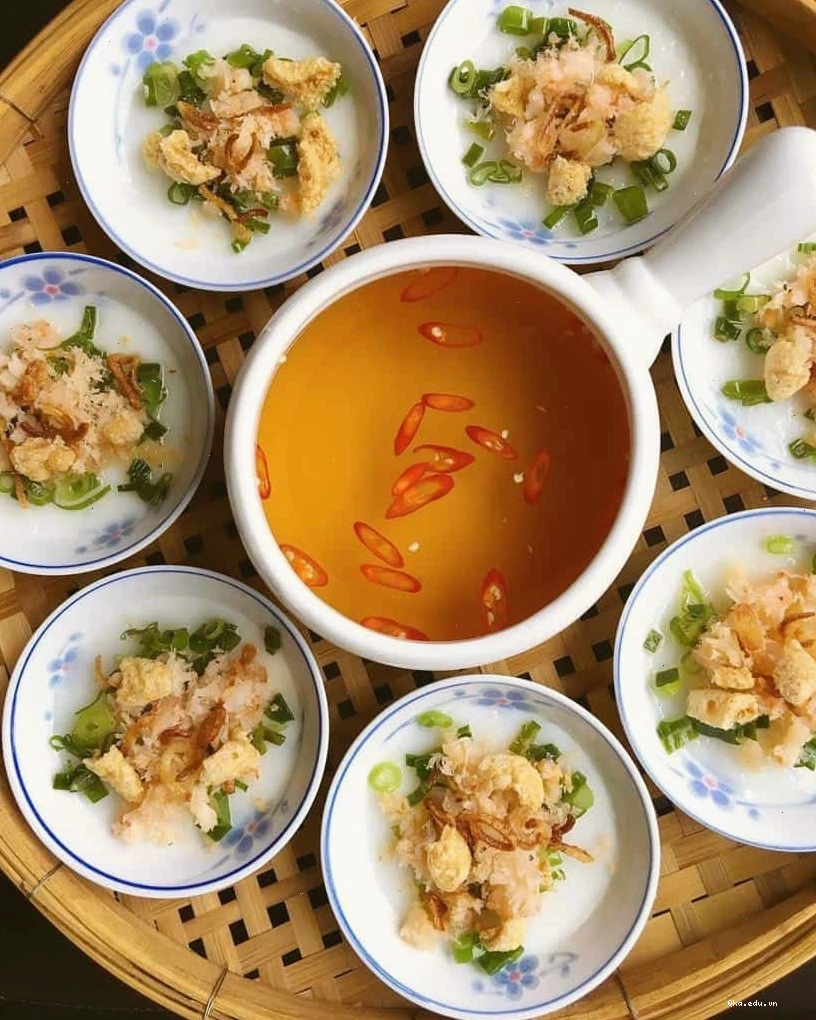 Đĩa bánh bèo Huế hấp dẫn với nhiều loại topping đi kèm