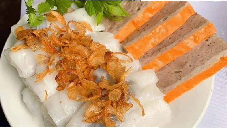 Đĩa bánh cuốn Thanh Trì mỏng tang, mềm mại