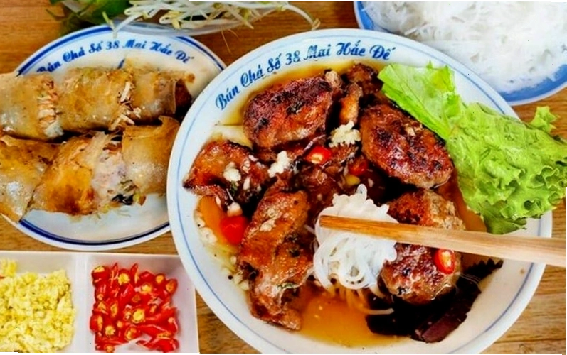 Đĩa bún chả Hà Nội hấp dẫn với chả viên và chả miếng