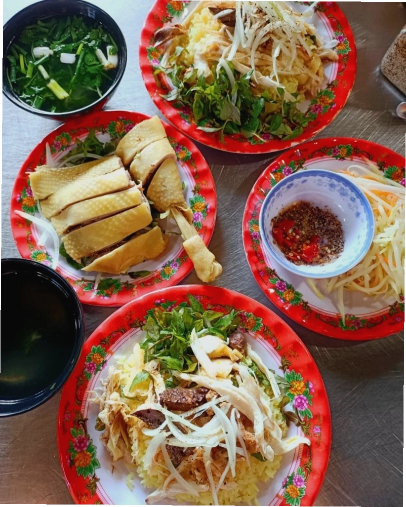 Đĩa cơm gà Bà Buội hấp dẫn với thịt gà vàng ươm