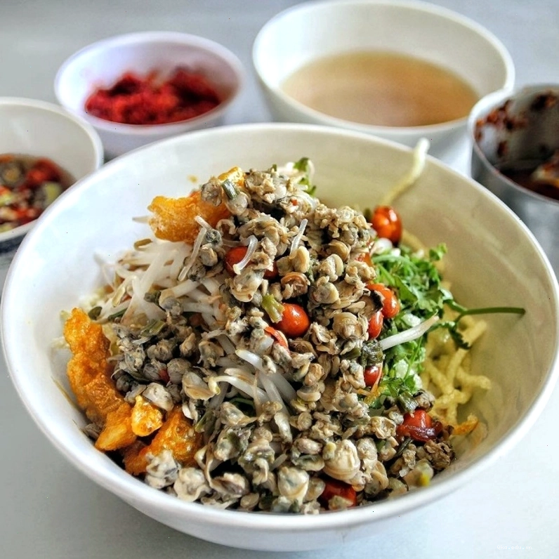 Dĩa cơm tấm sườn bì chả đầy đặn, hấp dẫn