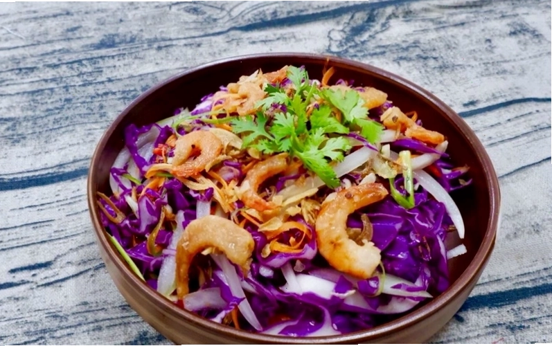 Đĩa gỏi tôm khô bắp cải tím hấp dẫn