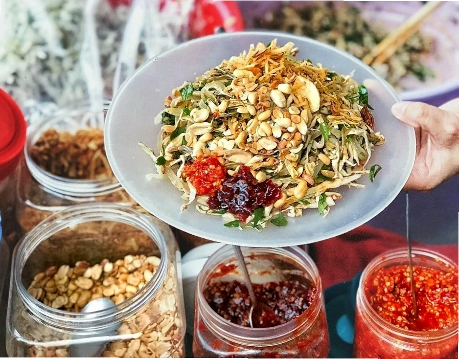 Dĩa mít trộn đầy màu sắc với các loại topping hấp dẫn