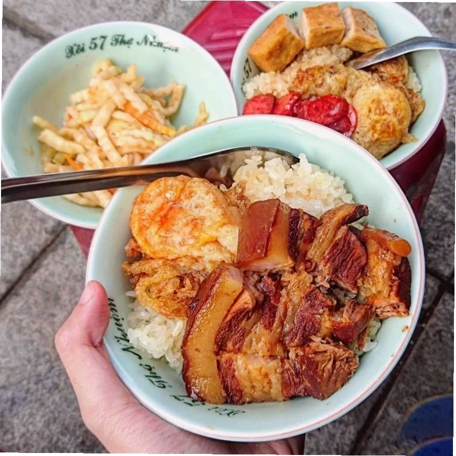 Đĩa phở cuốn hấp dẫn với rau sống tươi mát