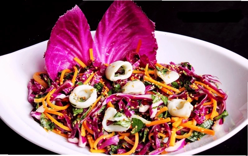 Đĩa salad bắp cải tím nhiều màu sắc hấp dẫn